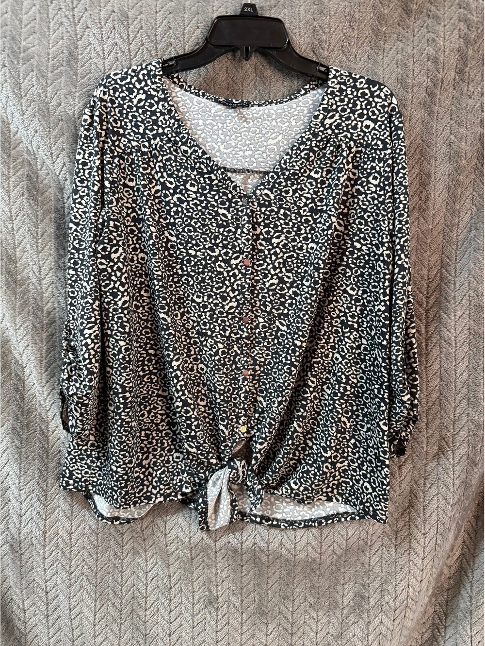 ava & grace Women's Black and White Leopard Print Button-Front Blouse